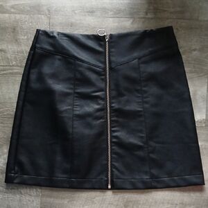Elegant Black Zippered Skirt